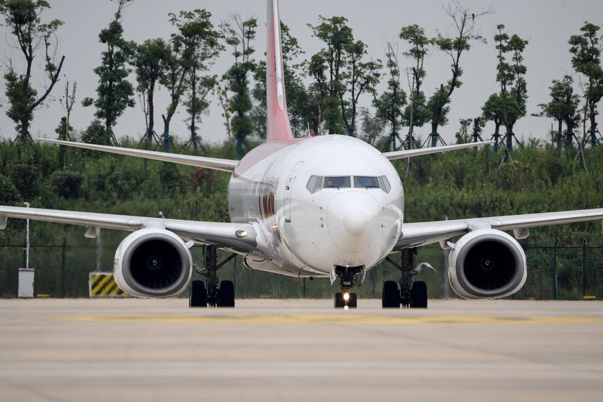 Un Boeing 737-800 espera la autorizaci&oacute;n de la torre de control para el despegue.