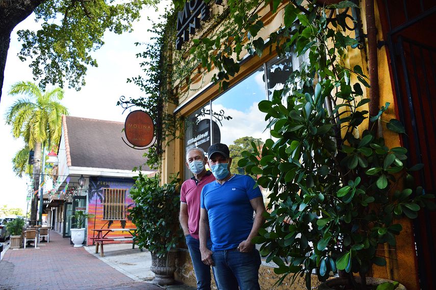 Mario y Luis llevan las riendas de MolinaArtGallery.