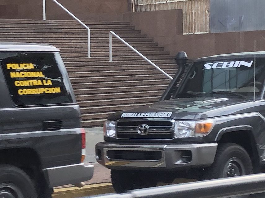 Agentes del SEBIN en los alrededores de la oficina del presidente interino Juan Guaid&oacute;