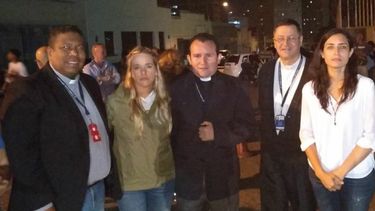 Cerca de la medianoche, la esposa de Ceballos informó de la llegada de tres obispos de la CEV a las adyacencias de El Helicoide, tal y como demandaron los detenidos.