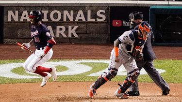 V&iacute;ctor Robles de los Nacionales de Washington tras ser ponchado en el s&eacute;ptimo inning del quinto juego de la Serie Mundial, el domingo 27 de octubre de 2019(AP Foto/Alex Brandon)