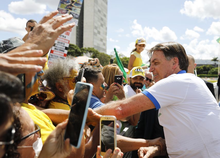 &nbsp;El presidente de Brasil Jair Bolsonaro saluda a sus simpatizantes en una concentraci&oacute;n en Brasilia. Bolsonaro fue instruido de permanecer en cuarentena por el coronavirus. &nbsp; El presidente brasile&ntilde;o, Jair Bolsonaro, saluda a los partidarios frente al Palacio de Planalto, despu&eacute;s de una protesta contra el Congreso Nacional y la Corte Suprema, en Brasilia, el 15 de marzo de 2020.