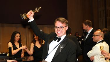 El profesor ruso Pavel Talankin alza su Óscar al Mejor Largometraje Documental por «Mr. Nobody Against Putin» en el Baile de los Gobernadores de la 98.ª edición anual de los Premios de la Academia, en el Teatro Dolby de Hollywood, California, el 15 de marzo de 2026.