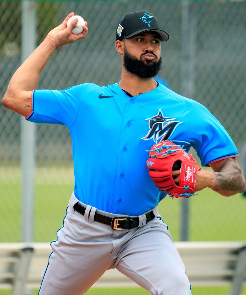 El dominicano Sandy Alcántara, de los Marlins de Miami, hace un lanzamiento durante una práctica de pretemporada, el 15 de marzo de 2022, en Jupiter, Florida&nbsp;