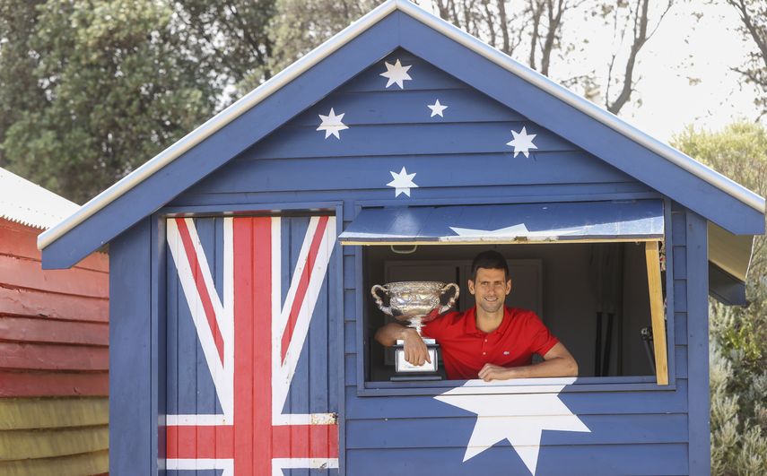 Novak Djokovic posa con el trofeo de camoeón del Abierto de Australia en la playa de Brighton en Melbourne, el lunes 22 de febrero de 2021.&nbsp;