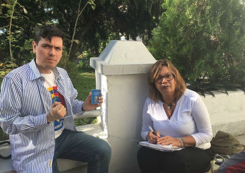 Junto a Mantilla se encadenó Rosa Orozco, madre de una joven asesinada en el céntrico estado de Carabobo por funcionarios militares durante las protestas en 2014.