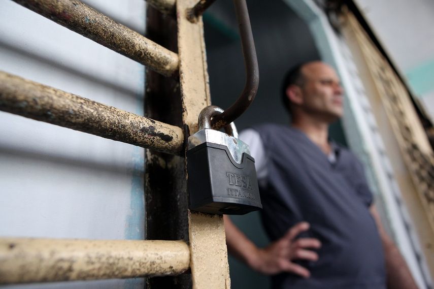 Un recluso permanece en la puerta de su celda en la prisión Combinado del Este, en La Habana, Cuba.
