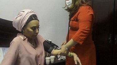 Esta captura de pantalla publicada por la cuenta oficial de Twitter de la Viceministra de Seguridad de Honduras, Semma Julissa Villanueva (derecha), muestra a Villanueva midiendo la presión arterial de la senadora electa colombiana Piedad Córdoba en la sede de la Fiscalía General en Tegucigalpa, el 26 de mayo de 2022.