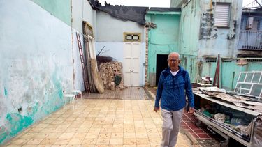 Un cubano camina por lo que fuera el interior de su casa, destruida por el tornado del 27 de enero, en La&nbsp;Habana, Cuba.