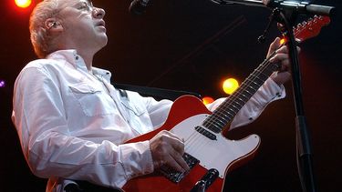 Como artista en solitario el músico, que ha ganado varios premios Grammy tiene otro planteamiento: los álbumes siguen estando fantásticamente producidos pero están menos pulidos.&nbsp;