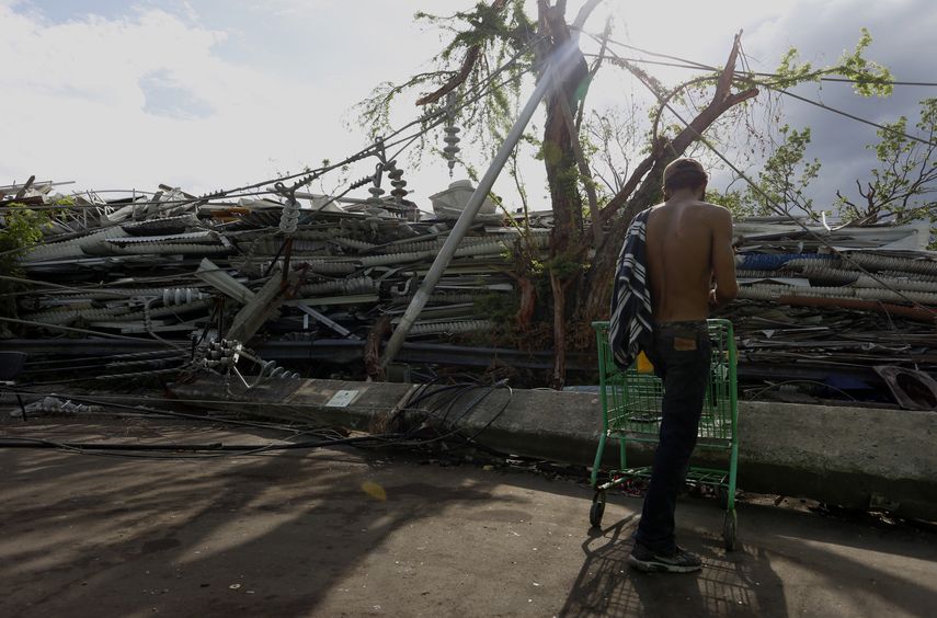Un hombre observa los destrozos causados por el paso del huracán María&nbsp; en un centro de reciclaje del distrito de Santurce, en San Juan (Puerto&nbsp;Rico).&nbsp;&nbsp;