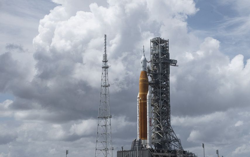 En esta foto proporcionada por la NASA, el cohete del Sistema de Lanzamiento Espacial (SLS) de la NASA con la nave espacial Orión a bordo se muestra sobre el lanzador móvil en la plataforma de lanzamiento 39B, el martes 30 de agosto de 2022, en el Centro Espacial Kennedy de la NASA en Cabo Cañaveral, Florida.&nbsp;