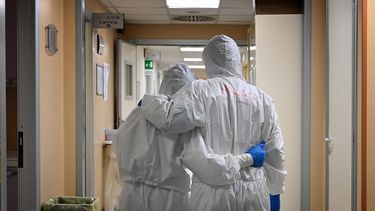 Personal médico en Italia reaccionan al final de su turno en un corredor de la unidad de cuidados intensivos de nivel, tratando a pacientes con COVID-19, en el hospital San Filippo Neri en Roma, el 20 de abril de 2020. 