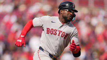 Andruw Monasterio, de los Medias Rojas de Boston, observa su doble durante la novena entrada de un partido de béisbol contra los Rojos de Cincinnati en el Great American Ball Park, el 29 de marzo de 2026.