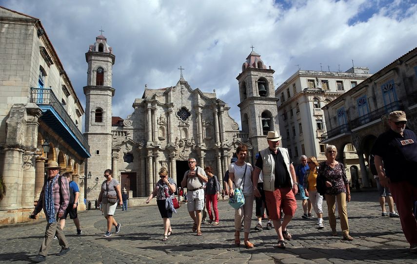 Varios turistas caminan por la Plaza de la Catedral en La Habana, Cuba.