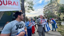 Representantes del exilio cubano participan en protesta en Chile por la llamada Masacre de Bahía Honda en Cuba.