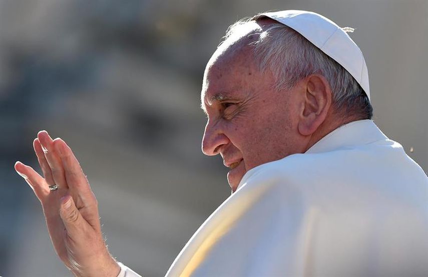 El papa Francisco saluda a los feligreses al finalizar su audiencia general de los miércoles en la Plaza de San Pedro del Vaticano, el 2 de diciembre de 2015. (EFE)