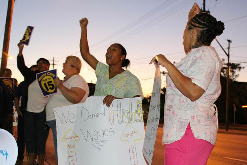 Foto referencial de trabajadoras del hogar que protestan por mejores salarios y beneficios de salud. (ARCHIVO) 