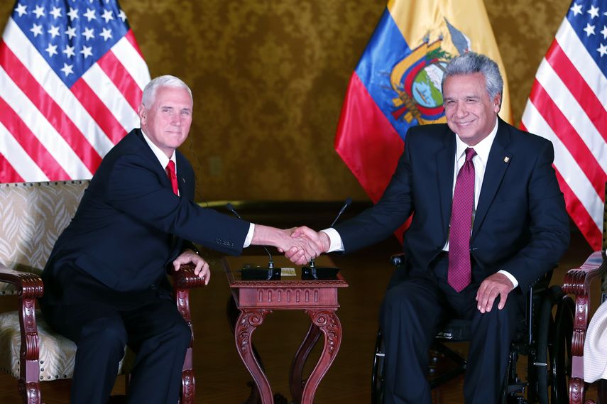 El presidente de Ecuador, Lenín Moreno (d), recibe al vicepresidente estadounidense,&nbsp;Mike&nbsp;Pence&nbsp;(i), en el Palacio de Carondelet hoy, jueves 28 de junio de 2018, en Quito (Ecuador).
