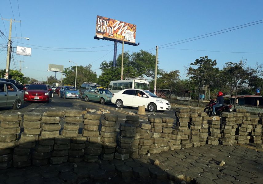 Vista de una de las barricadas levantadas con adoquines en la entrada al Paraisito y Larreynaga, en la capital nicaragüense.