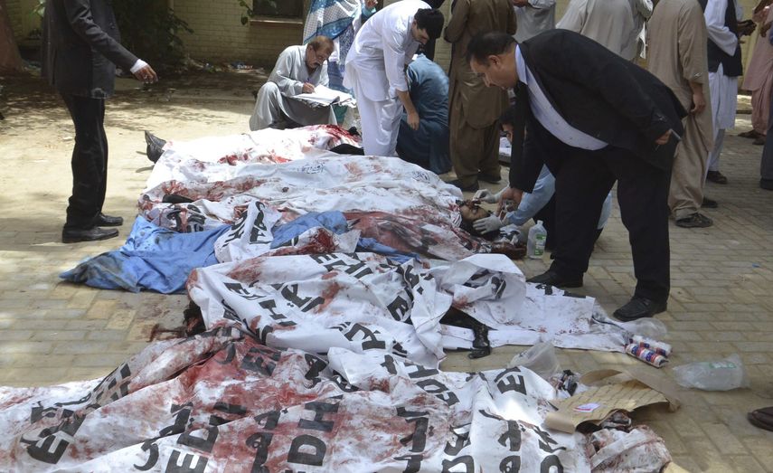 Familiares identifican los cuerpos sin vida de sus seres queridos tras un ataque con bomba en un hospital de Quetta (Pakistán) este 8 de agosto de 2016. Al menos 30 personas murieron y 40 resultaron heridas por una explosión en un hospital de Quetta, en e
