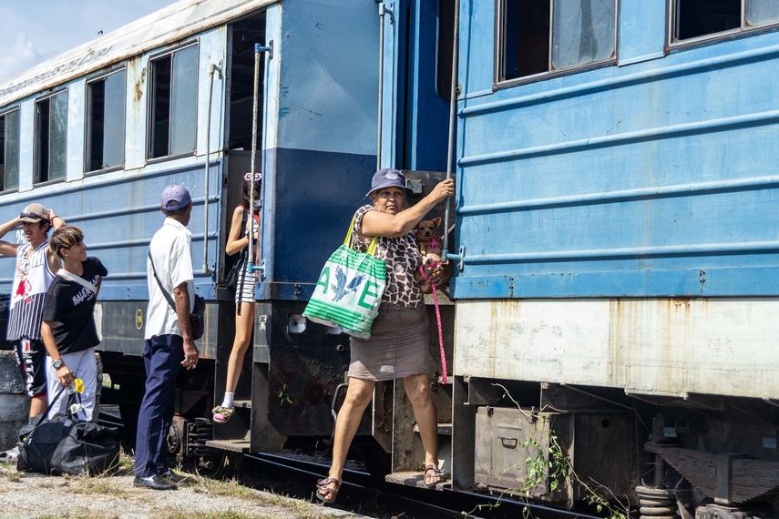 Una señora en la puerta de entrada del tren a las playas del Este, en Cuba.&nbsp;