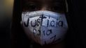 Una niña usa una máscara con la frase Justicia para Luz, escrita en español, durante una protesta de grupos feministas por Luz Raquel Padilla, frente a la Casa de Gobierno del estado de Jalisco en la Ciudad de México.