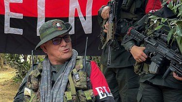 El comandante del frente de guerra nororiental Manuel Vázquez Castaño del Ejército de Liberación Nacional (ELN), Ricardo, habla durante una entrevista con la AFP en la región del Catatumbo, Colombia, el 8 de marzo de 2025. Los comandantes del grupo guerrillero Ejército de Liberación Nacional de Colombia se han comprometido a repeler una contraofensiva del gobierno en el noreste del país, advirtiendo que años de paz total corren el riesgo de convertirse en una guerra total.  