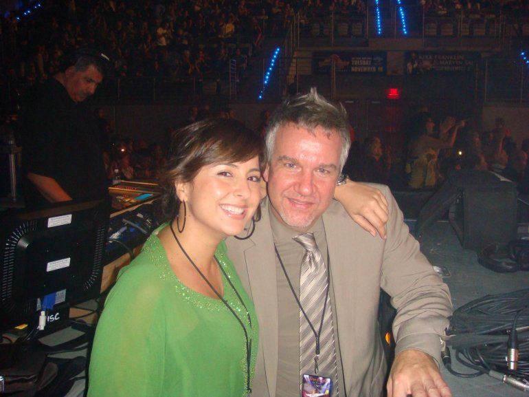 El presidente de Estefan Enterprises, Frank Amadeo, y la publicista Laura Mejía. 