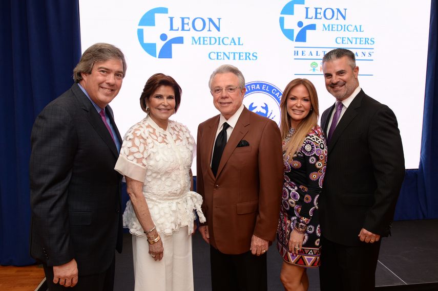 El Dr. Albert Maury, Silvia y Benjamín León Jr, Lisa León y Benjamín León III.