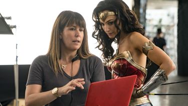 La directora Patty Jenkins, izquierda, y la actriz Gal Gadot en el plató de Wonder Woman 1984 en una imagen proporcionada por Warner Bros. Entertainment.