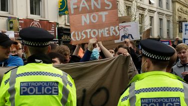 Hinchas de Chelsea protestan frente al estadio Stamford Bridge contra la nueva Superliga, el martes 20 de abril de 2021