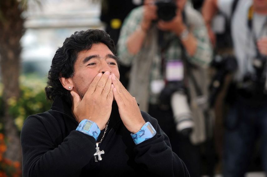 Diego Maradona lanza un beso a sus fans en Cannes, Francia, el 20 de mayo de 2008. Maradona ha fallecido de un paro cardíaco, el miércoles 25 de noviembre de 2020, en Buenos Aires. Tenía 60 años.