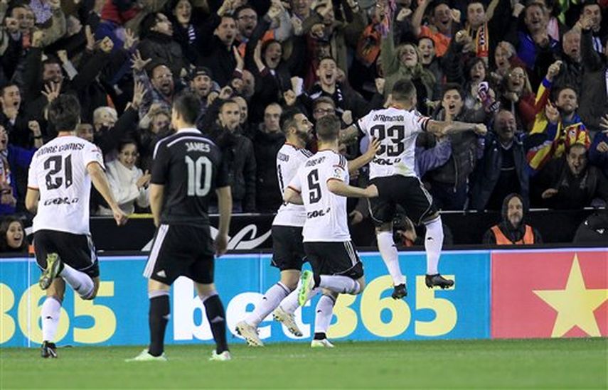 El Valencia se impone 2-1 al poderoso Madrid. (AP)