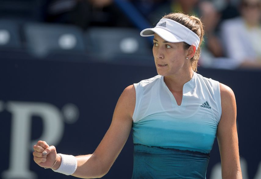 Muguruza&nbsp;celebra la victoria ante la tenista eslovaca Magdalena Rybarikova.