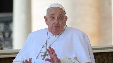 Esta fotografía tomada y distribuida el 4 de abril de 2025 por The Vatican Media muestra al Papa Francisco durante una aparición sorpresa al final de una misa por los enfermos y los trabajadores de la salud como parte del Año Jubilar en el Vaticano.