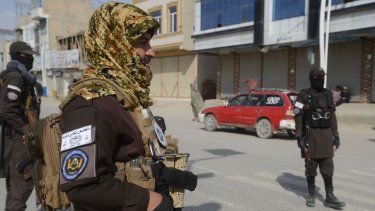 Personal de seguridad talibán vigila a lo largo de una carretera en Kandahar el 27 de febrero de 2026, después de los tiroteos transfronterizos ocurridos durante la noche entre Afganistán y Pakistán.