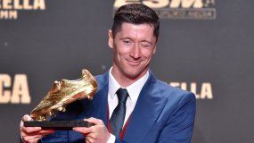 El polaco Robert Lewandowski recibe la Bota de Oro por sus 35 goles anotados con el Bayern de Múnich en la temporada 2021-22