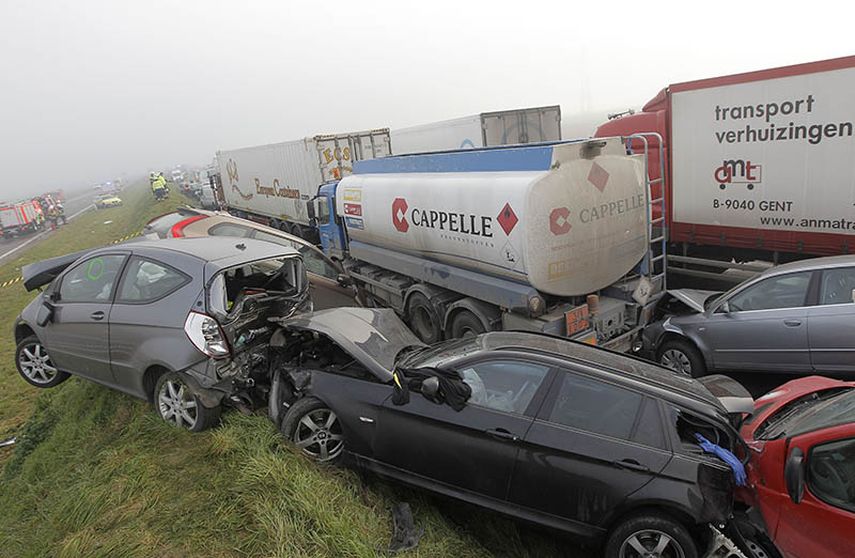 Vista del choque masivo en la autopista A19 en Zonnebeke, Bélgica, el martes 3 de diciembre de 2013. (AP)