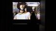 Un visitante mira el video de un performance proyectado en la exposición titulada ¿Y si las mujeres gobernaran el mundo? en el Museo Nacional de Arte Contemporáneo (EMST) de Atenas el 14 de diciembre de 2023.