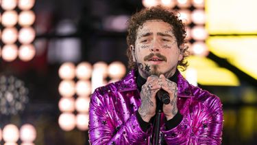 En esta foto del 31 de diciembre del 2019, Post Malone act&uacute;a en la celebraci&oacute;n de A&ntilde;o Nuevo de Times Square en Nueva York. Post Malone recibi&oacute; el lunes 22 de septiembre del 2020 16 nominaciones a los Premios Billboard de la M&uacute;sica, incluyendo a mejor artista.&nbsp;