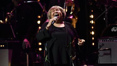Mavis Staples canta en el concierto anual Love Rocks NYC, a beneficio de Gods Love We Deliver, el 10 de marzo de 2022 en Nueva York. Staples es una de muchas artistas que participan en la serie documental Women Who Rock, que se estrena el domingo en Epix.