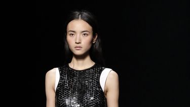 &nbsp;Una modelo presenta en pasarela creaciones de Narciso Rodriguez.