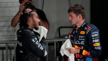 El piloto de Red Bull, Max Verstappen (derecha), habla con Lewis Hamilton de Mercedes tras la sesión de calificación del sábado 21 de septiembre del 2024 al Gran Premio de Singapur.