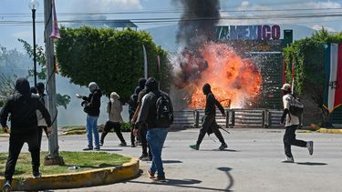 La gente lanza fuegos artificiales al cuartel de la zona militar 35-C durante una manifestación por el 11º aniversario de la desaparición de 43 estudiantes de Ayotzinapa, en Iguala, estado de Guerrero, México, el 23 de septiembre de 2025.