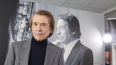 El cantante y actor español Miguel Rafael Martos Sánchez, más conocido como Raphael, durante la presentación de su álbum Ayer... aún, en las oficinas de Universal, el 22 de noviembre de 2024, en Madrid (España).