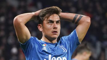 El argentino Paulo Dybala, de la Juventus, se lamenta tras fallar una oportunidad de gol ante Lyon, en la ida de los octavos de final de la Liga de Campeones, el mi&eacute;rcoles 26 de febrero de 2020&nbsp;