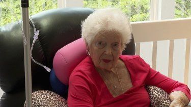 Sue Fleming, de 88 años y de High Ridge, Missouri, quien estuvo entre más de 40 personas que se enfermaron de listeriosis por un brote vinculado a carne marca Boars Head. Foto tomada el 8 de agosto del 2024 en su casa en High Ridge, Missouri.