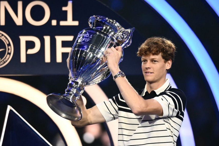 El italiano Jannik Sinner posa con el trofeo de número uno mundial del ránking de la ATP, el 11 de noviembre de 2024.