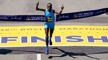 Peres Jepchirchir, de Kenia, rompe la cinta para ganar la división femenina del maratón de Boston, el lunes 18 de abril de 2022, en Boston. El récord femenino del maratón de la ciudad de Nueva York, que se ha mantenido durante 20 años, podría batirse el domingo 5 de noviembre de 2023 con uno de los participantes más fuertes reunidos en la historia de la carrera.